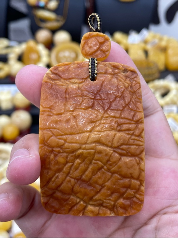 俄料琥珀蜜蜡橘皮原石大吊坠62*42.8*17优惠价