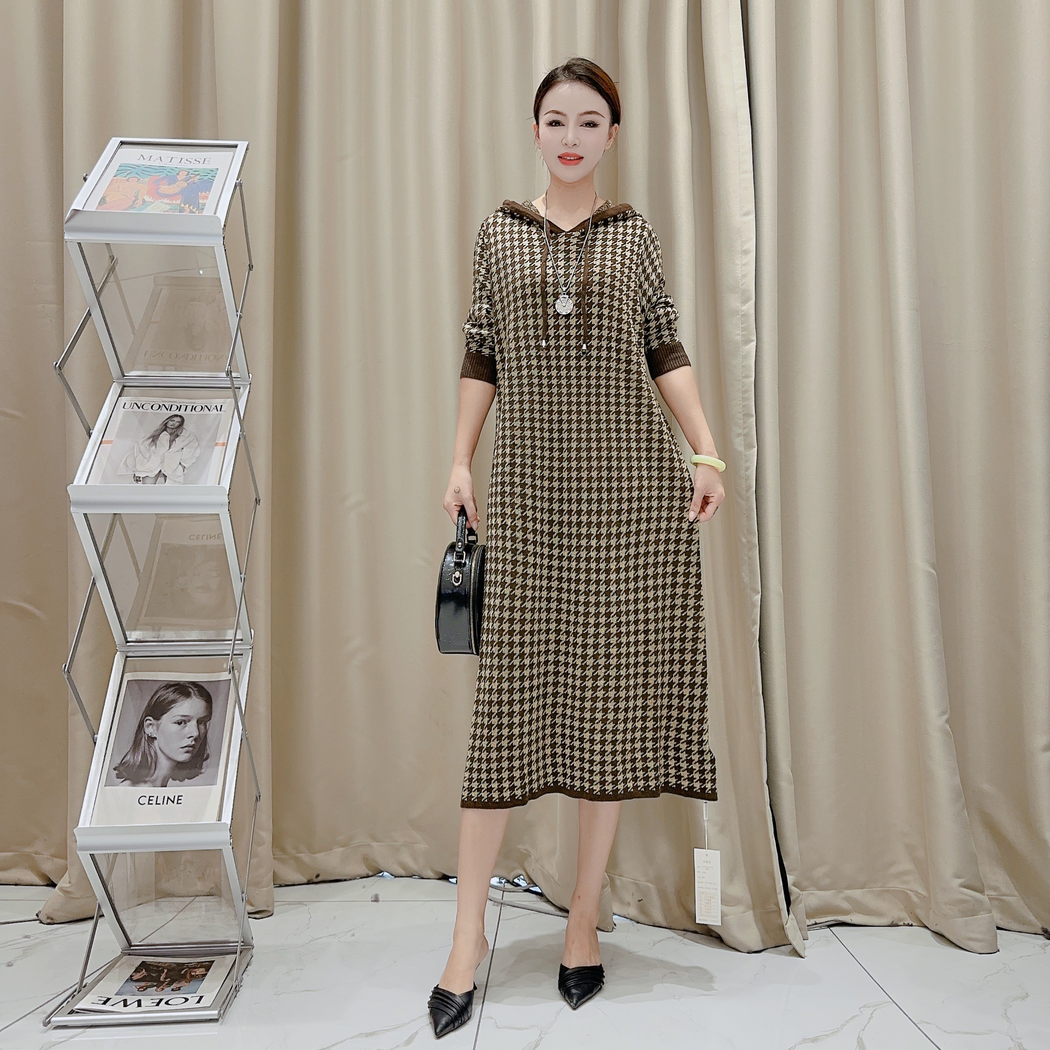 5444金色千鸟格提花时尚气质设计师秋冬长款轻奢针织带帽连衣裙
