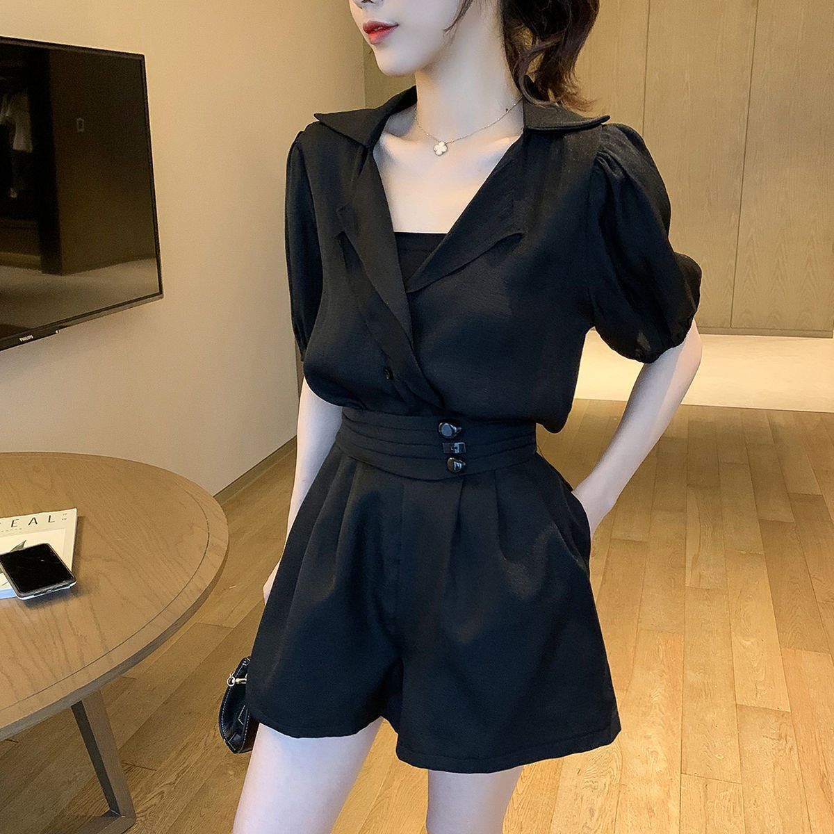 小清新减龄套装女夏季V领设计感宽松衬衫搭高腰阔腿a字短裤两件套