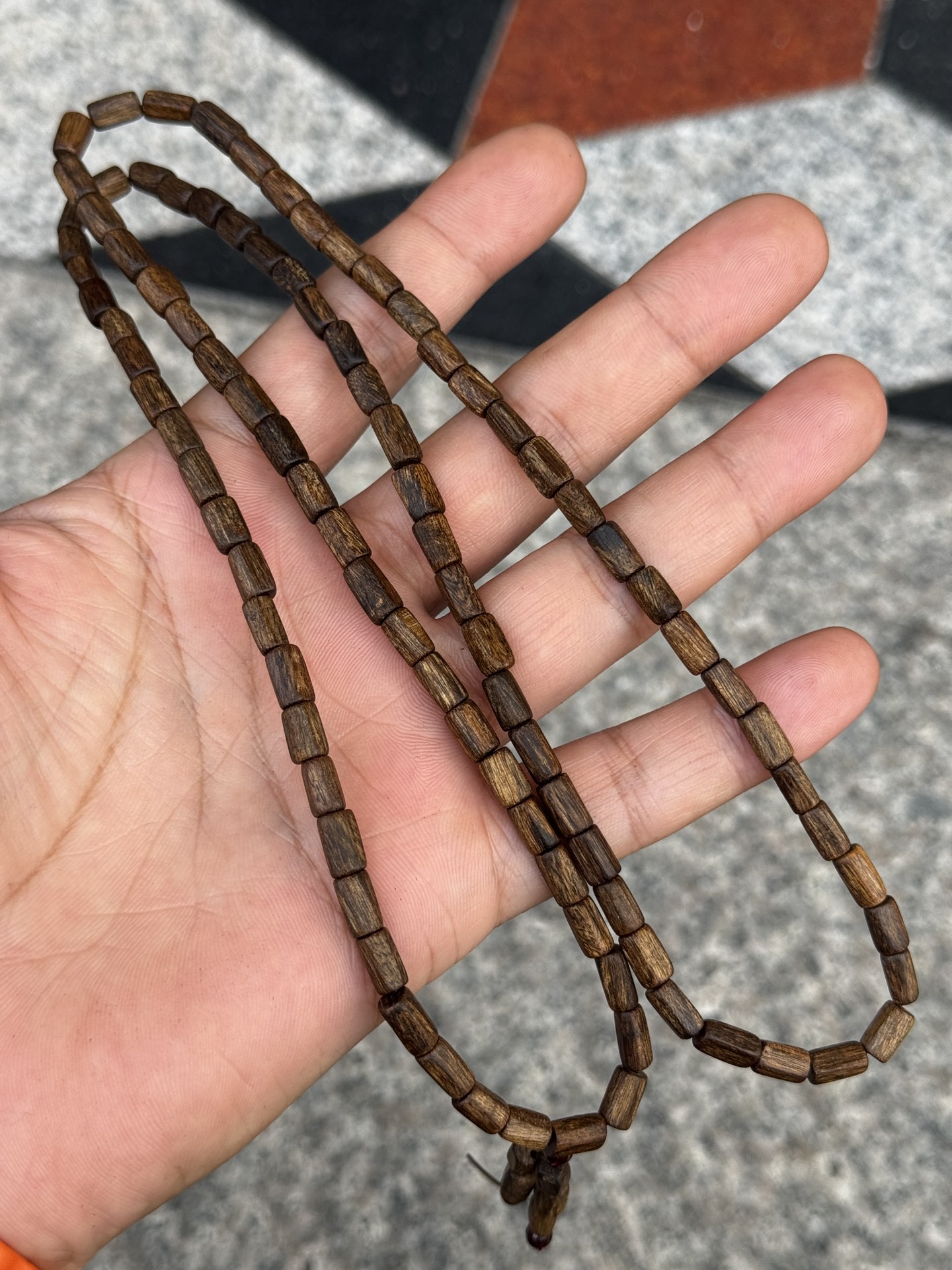 达拉干沉香醇化老料手串 规格:0.5×0.8cm 重:15 克左右 
