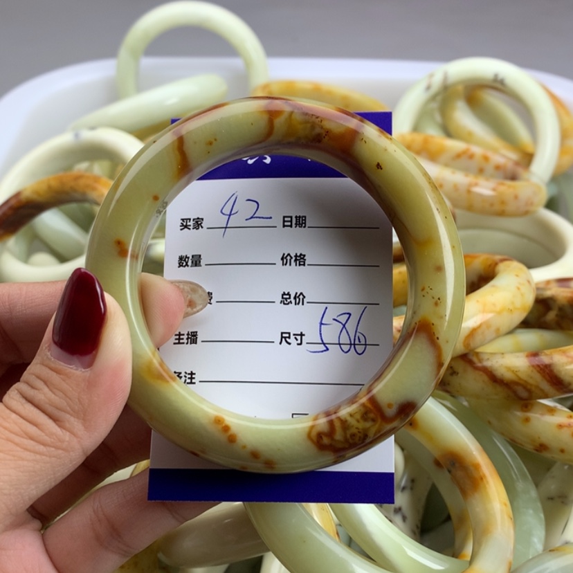 【闪购商品】蛇纹石玉手镯未镶嵌朝***。