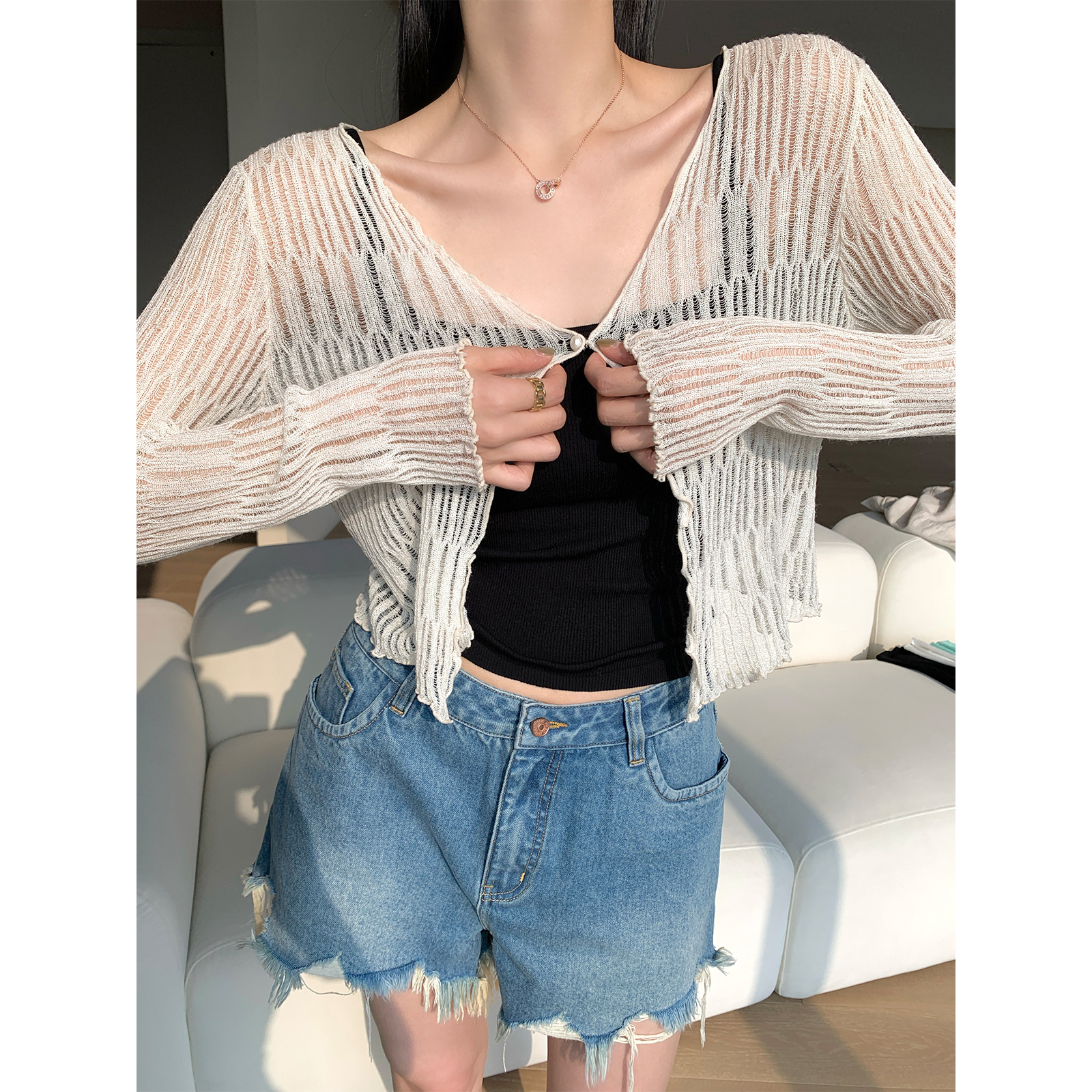 周淼ZHOUMIAO门襟一粒扣 镂空编织V领短款针织开衫ZM24M9253Y