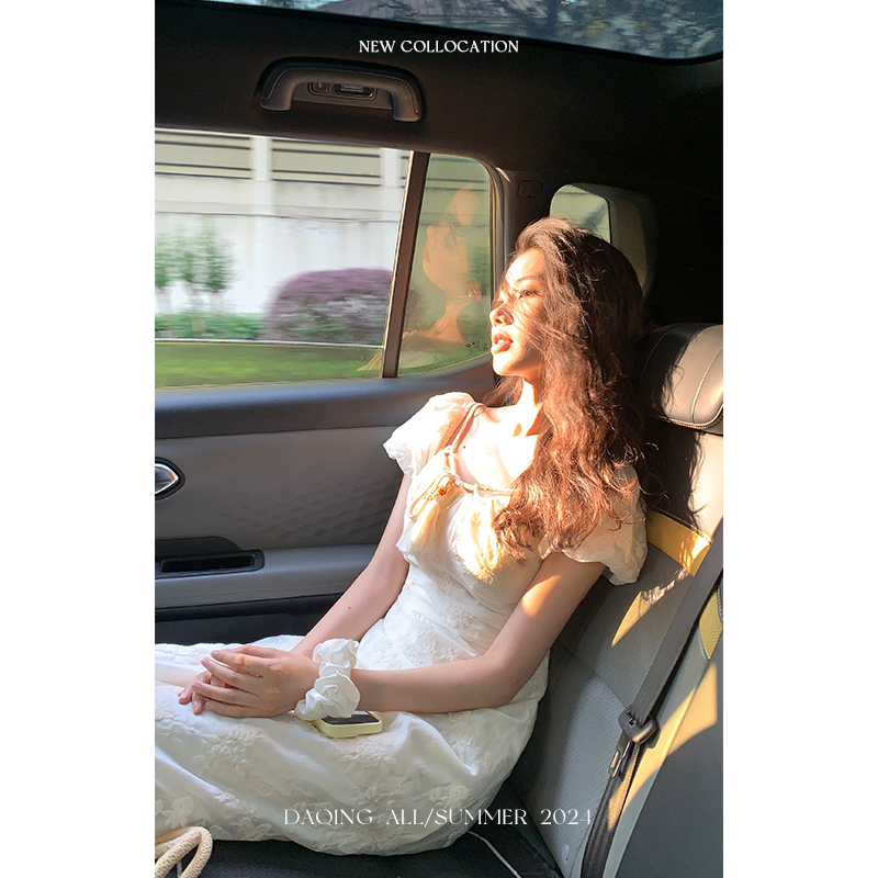 许大晴 D8A43 法式甜美系绳两穿绣花气质度假连衣裙