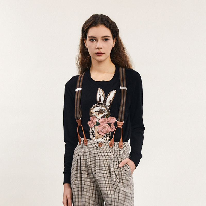 谜底圆领套头针织衫女春款学院风绣花合体亲肤毛衫241MZ0357