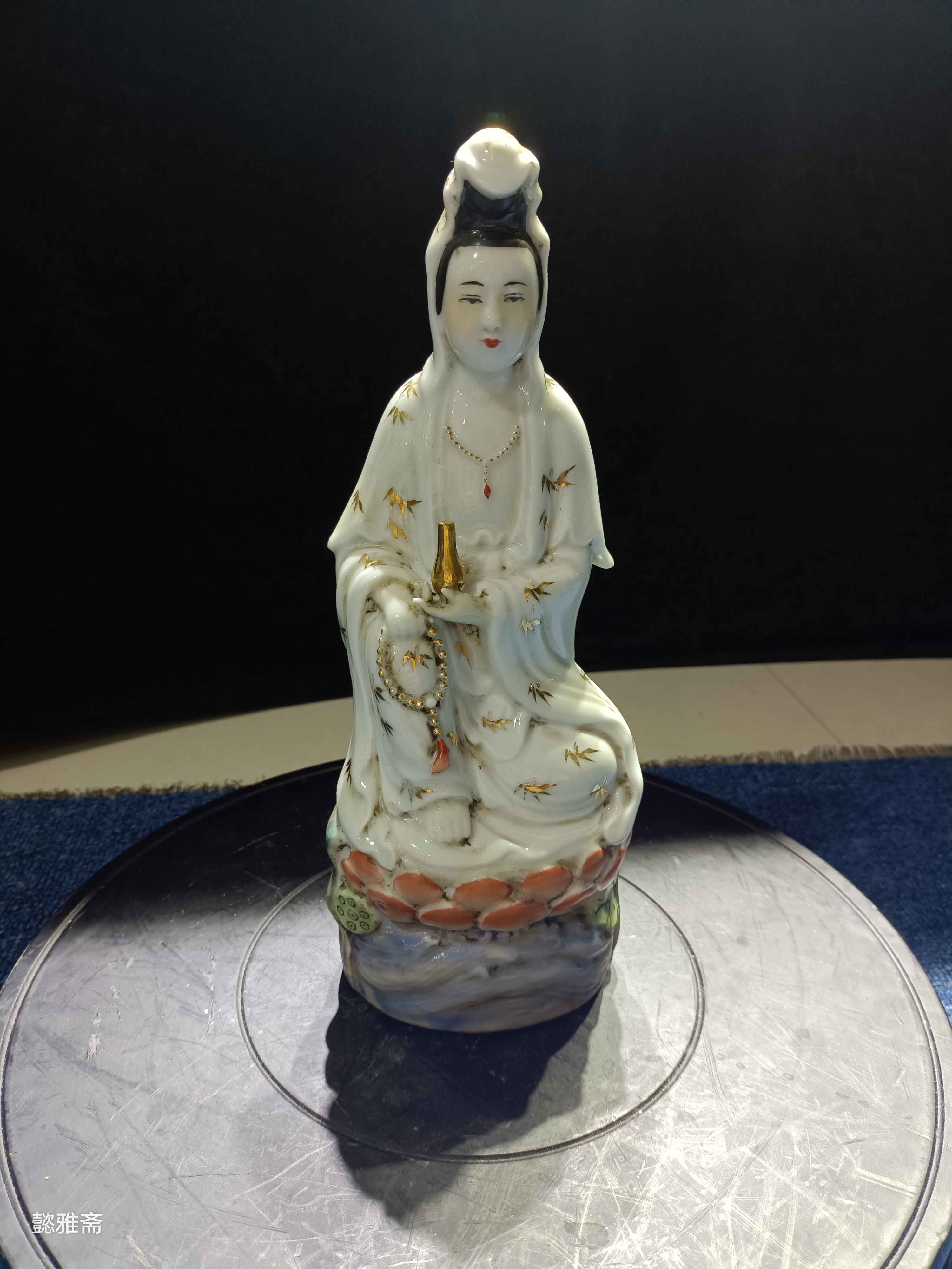 精美绝伦的雕塑瓷《坐莲净瓶观音》