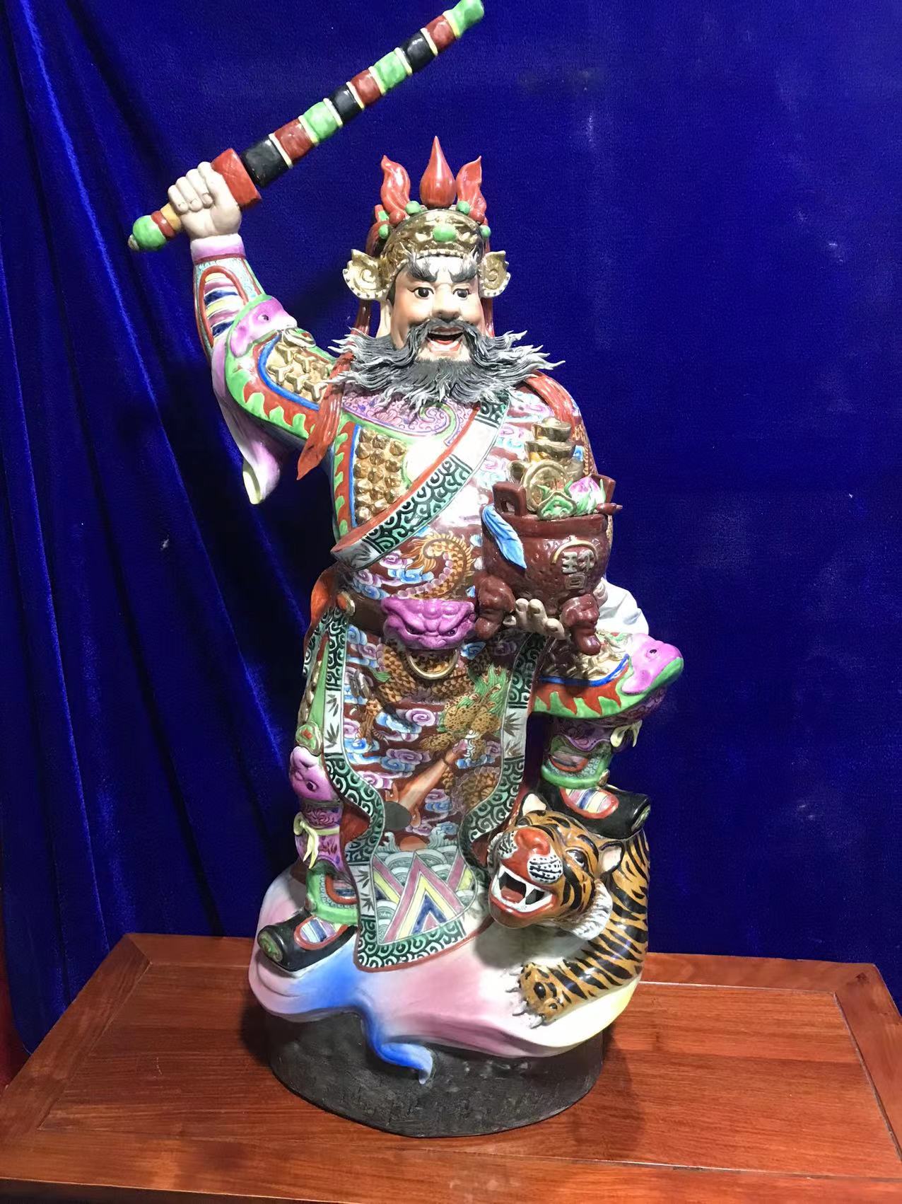 精美绝伦的雕塑瓷《武财神》