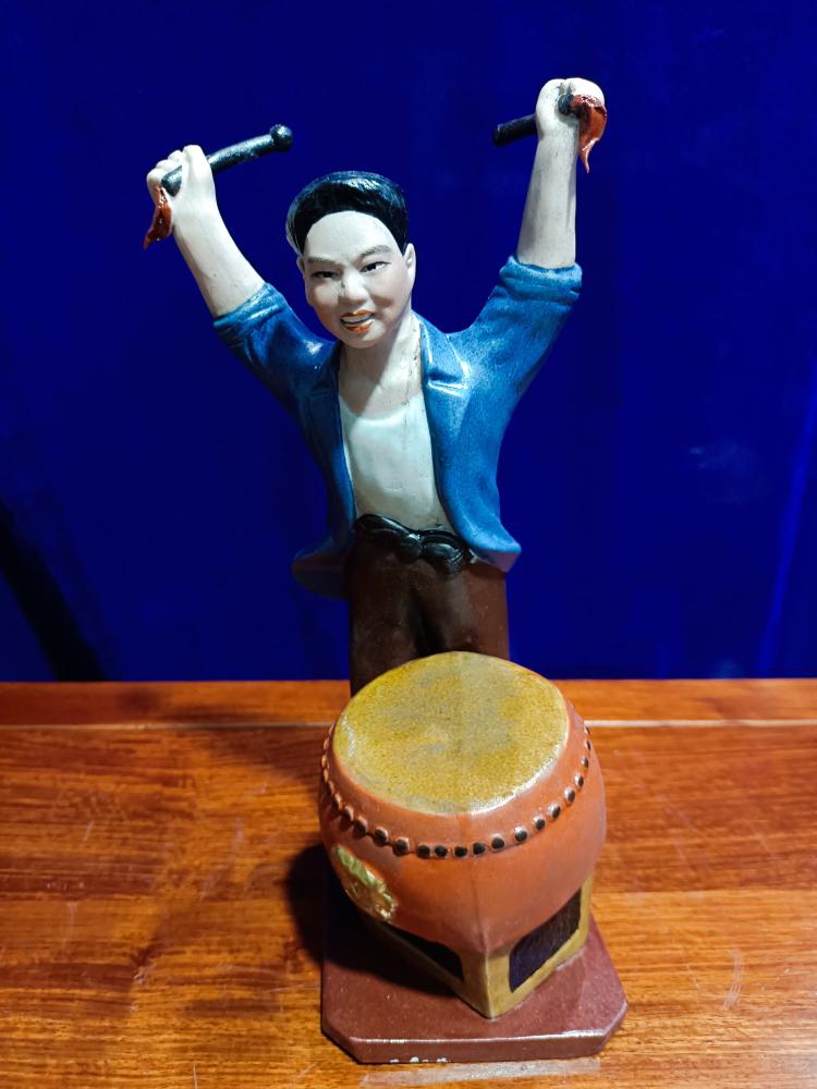 精美绝伦的雕塑瓷《锣鼓喧天》