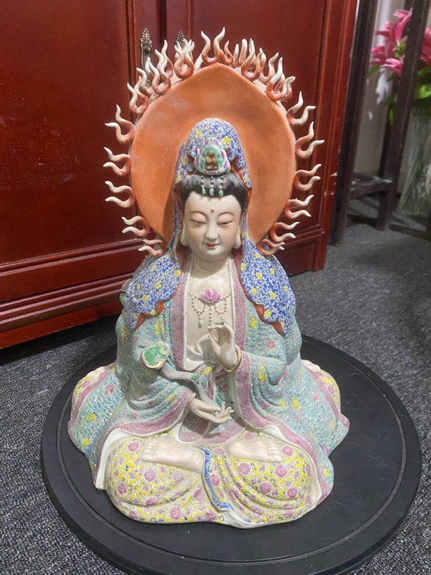 景德镇老艺人作品粉彩坐三面观音雕塑