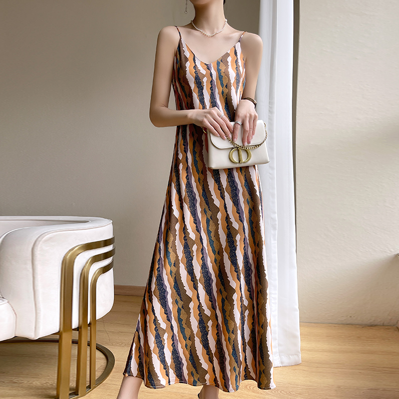 法式醋酸缎面印花连衣裙2024新款女夏季高级感气质吊带长裙a版V领