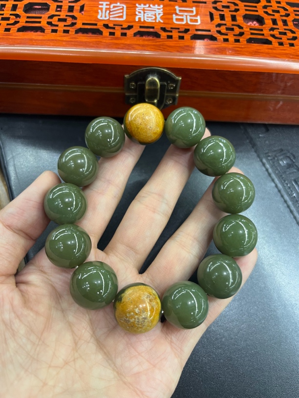 和田玉黄绿色天地皮圆珠手串尺寸18mm单圈玉手串