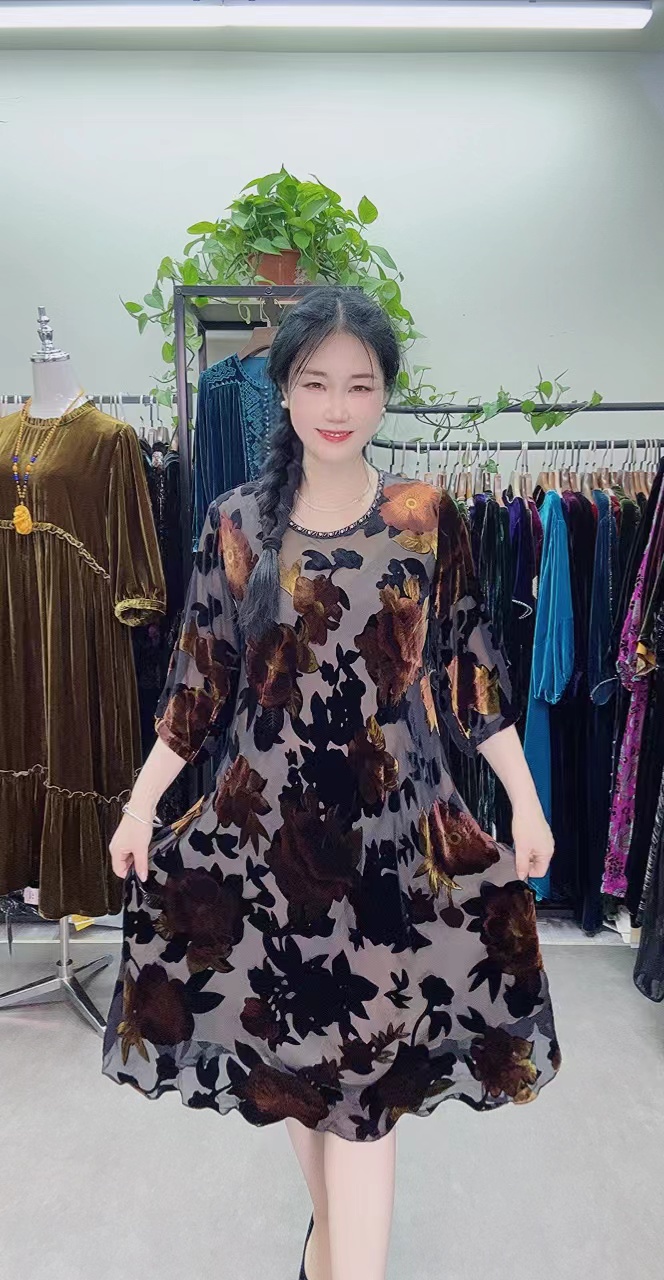 中老年桑蚕丝黄色黑色烧花袖连衣裙高端时尚