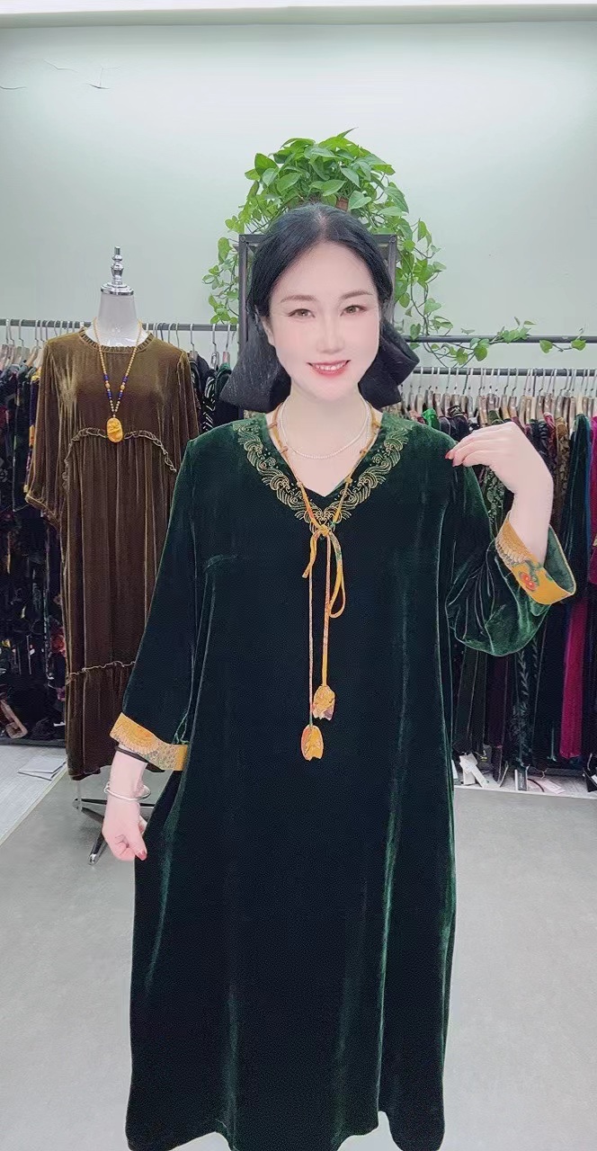 中老年桑蚕丝绿色刺绣袖连衣裙大码女装时尚