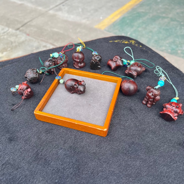 【木雕】染料紫檀雕刻十二生肖木雕手机挂件