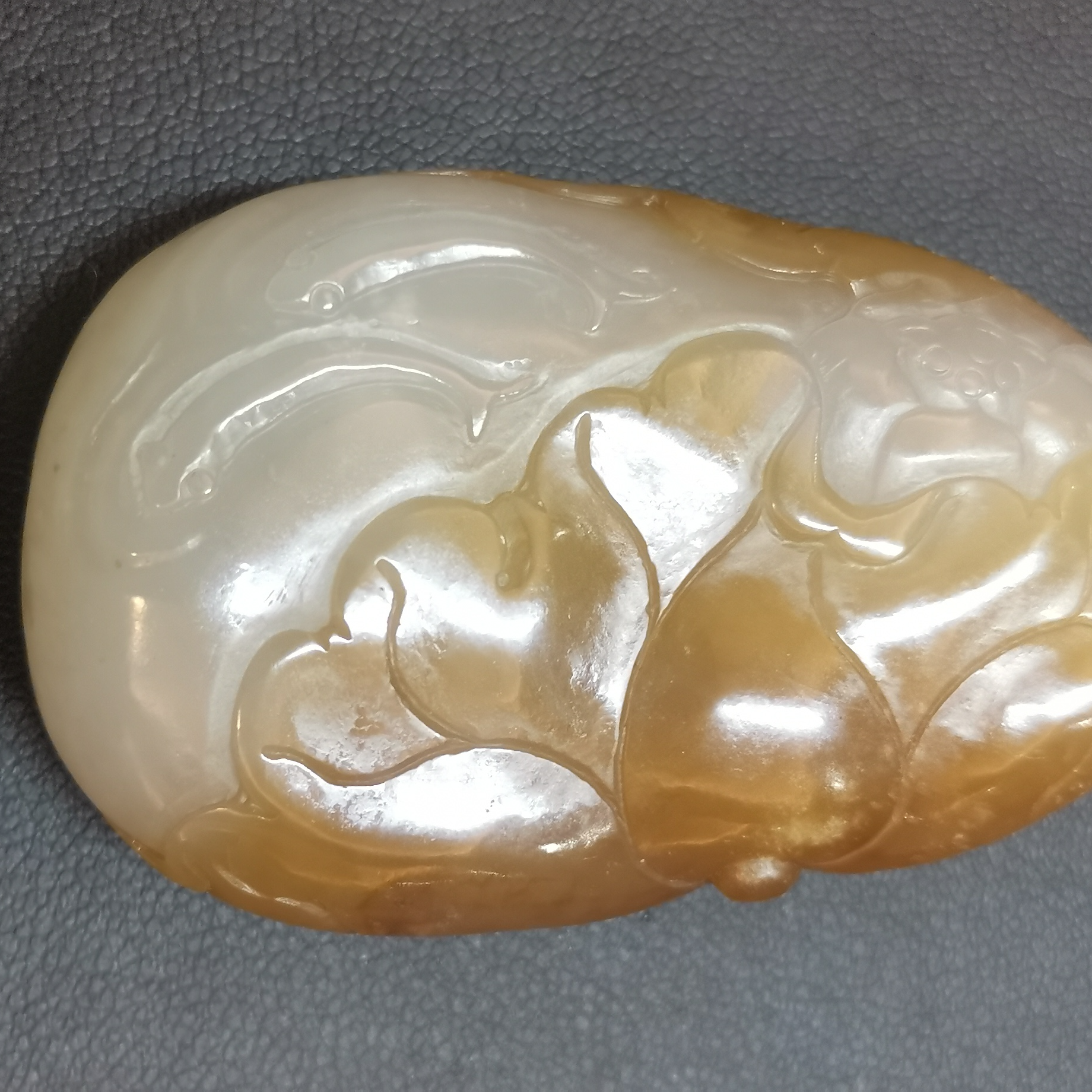 和田玉新疆山料糖青白俏雕莲花挂件