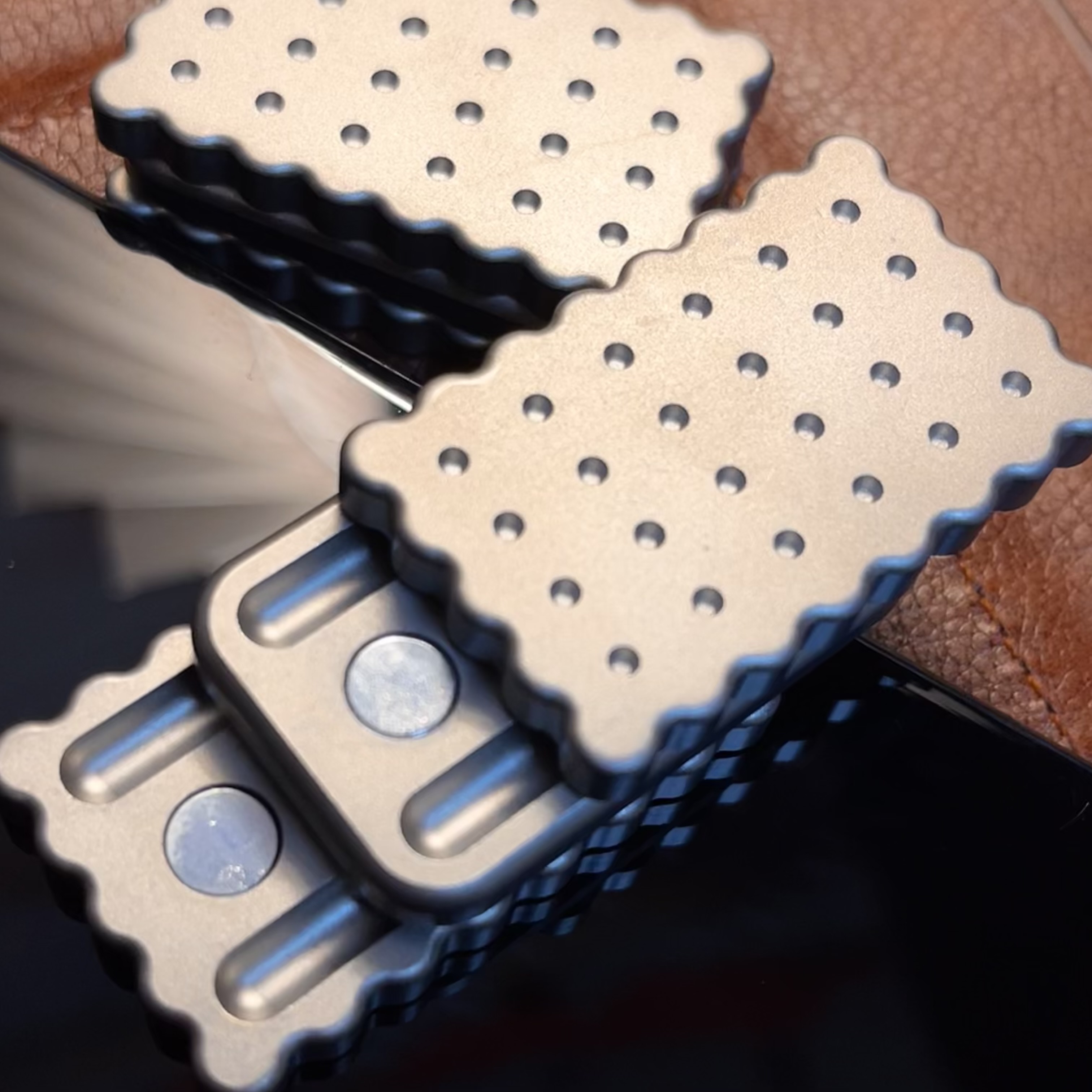 【饼干】橙饼干磁力推牌不锈钢蜂巢三层四段Q弹手感EDC解压推牌