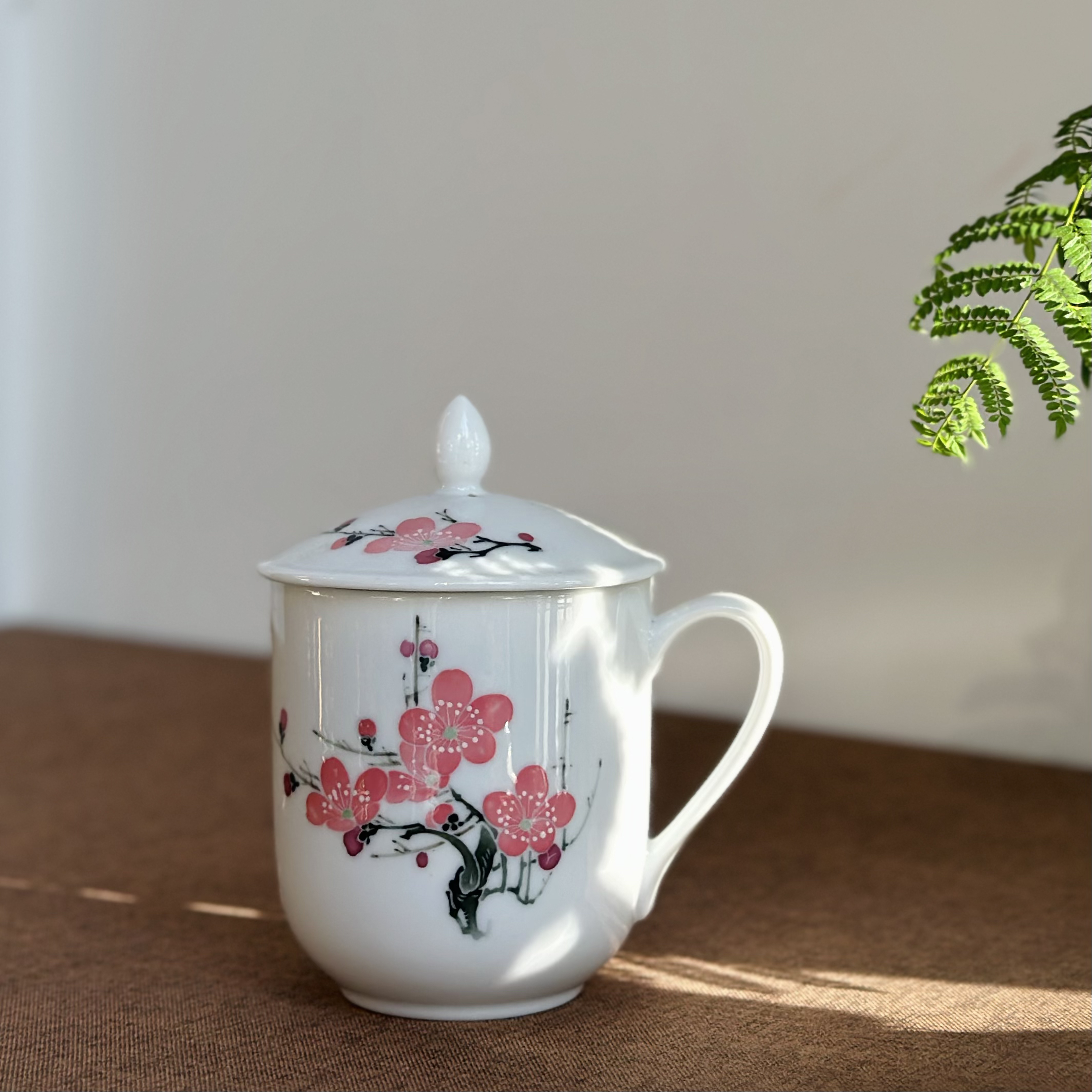 界牌釉下五彩手绘红梅花胜利杯微瑕收藏