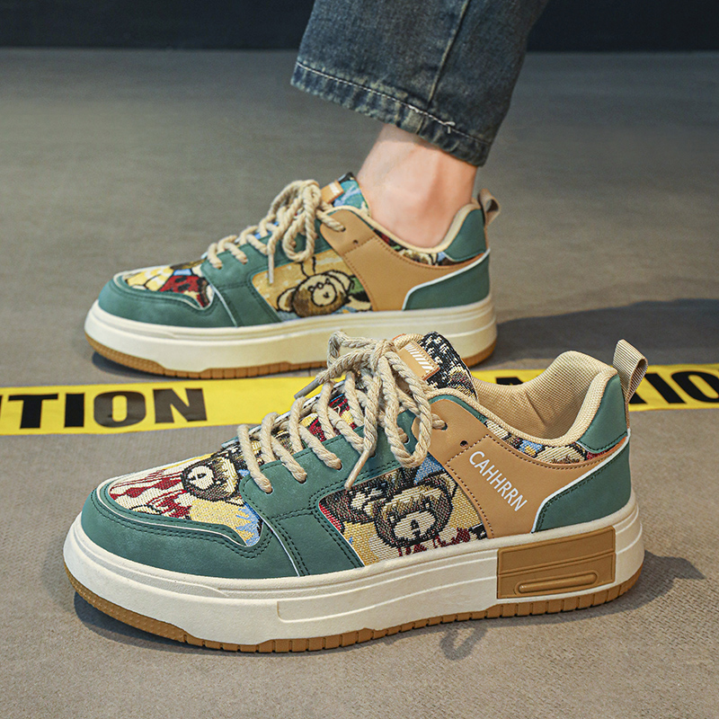 法国新款男鞋2023爆款耐磨百搭刺绣小熊板鞋秋冬款厚底运动潮鞋