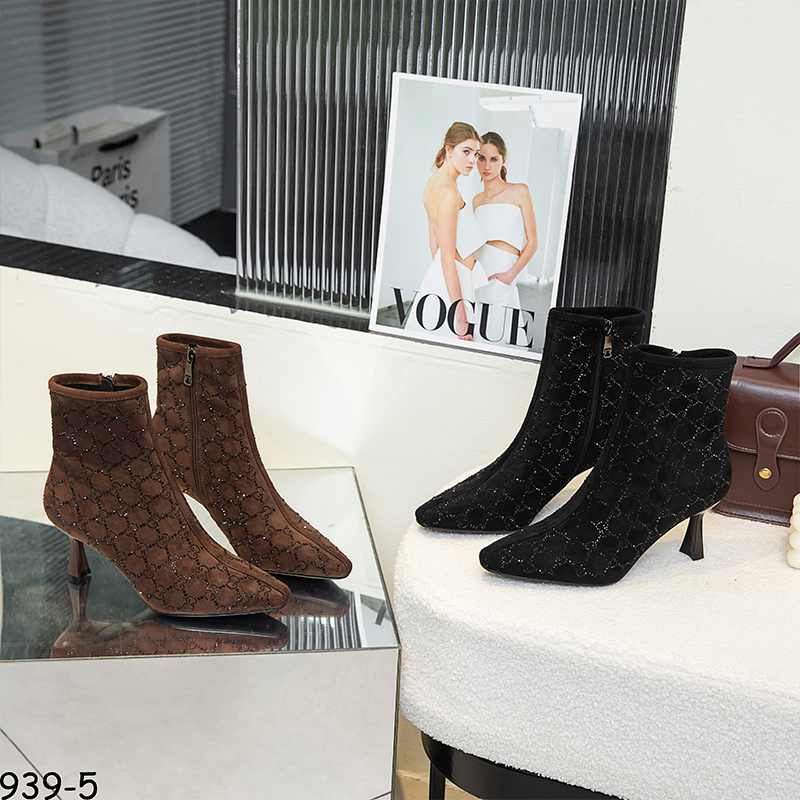 气质尖头细跟时尚百搭短靴女中跟水钻高跟中筒加绒时装靴子939-5