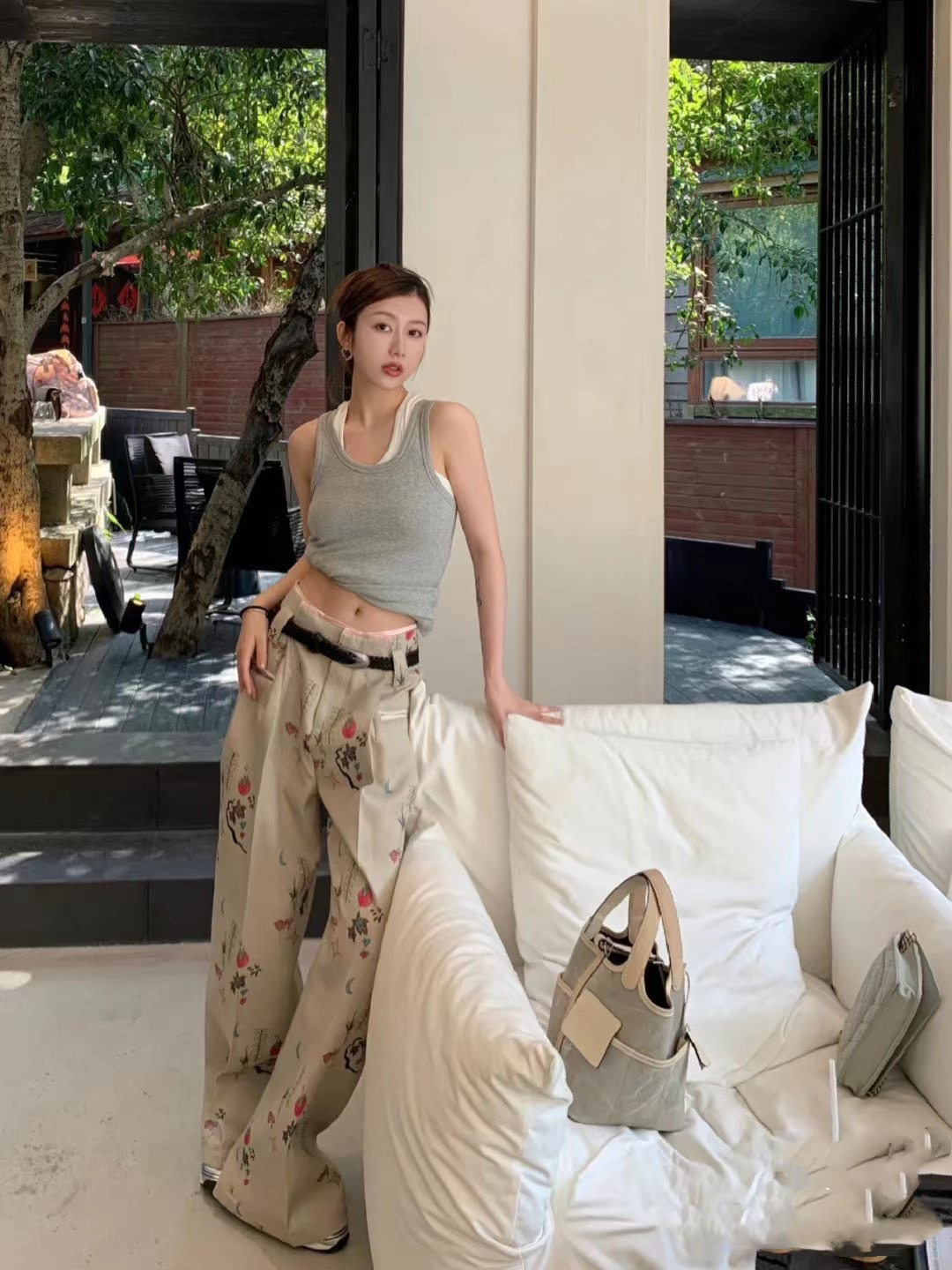 花瓣长裤，时尚街拍，独特搭配设计