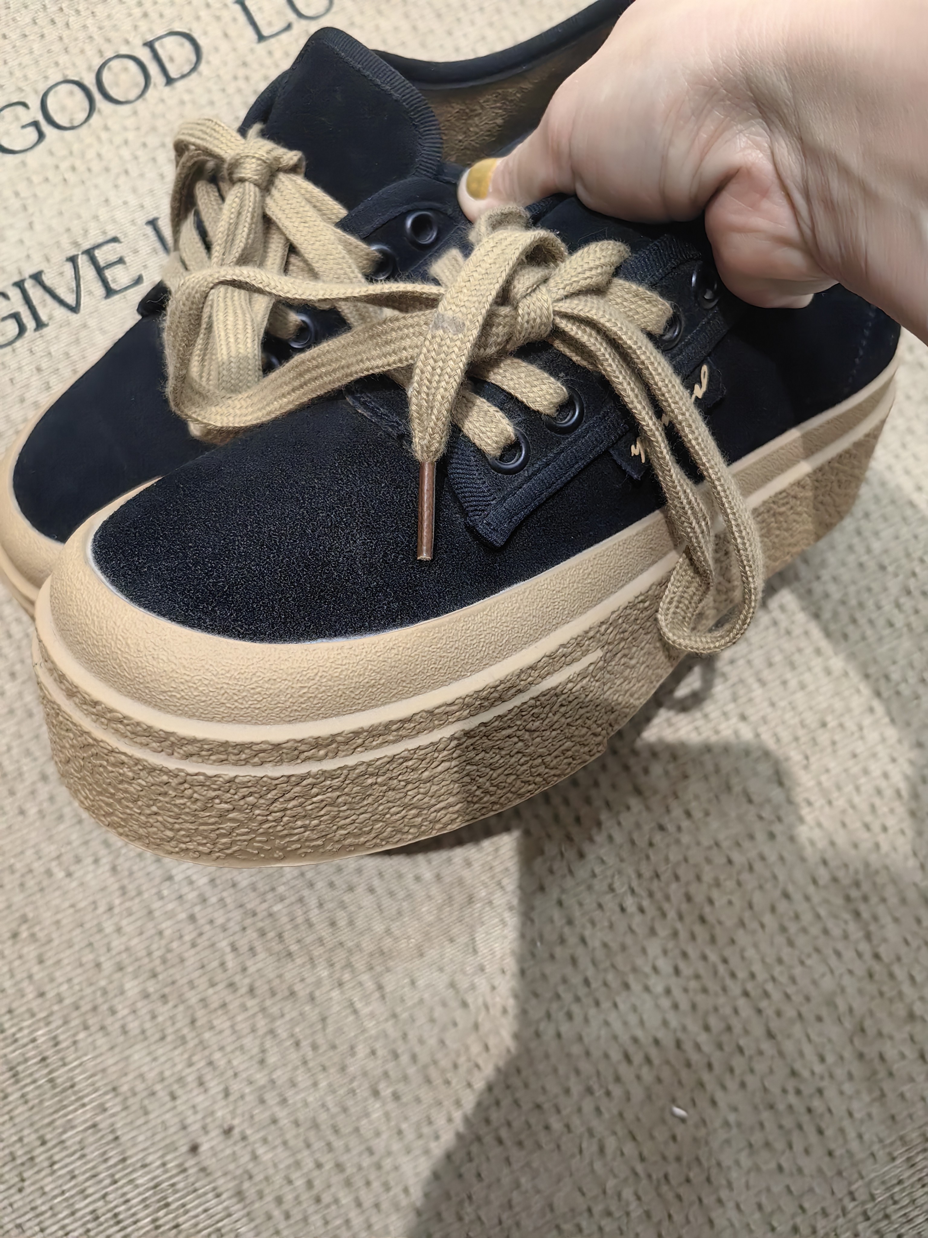 加绒黑色拼咖色厚底帆布鞋   拼色好看