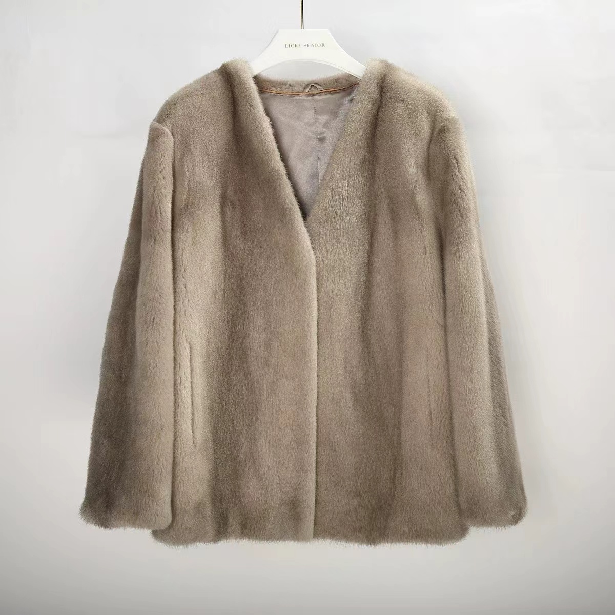 依忱-2024最新秋冬女款休闲时尚简约宽松外套轻奢气质百搭纯色