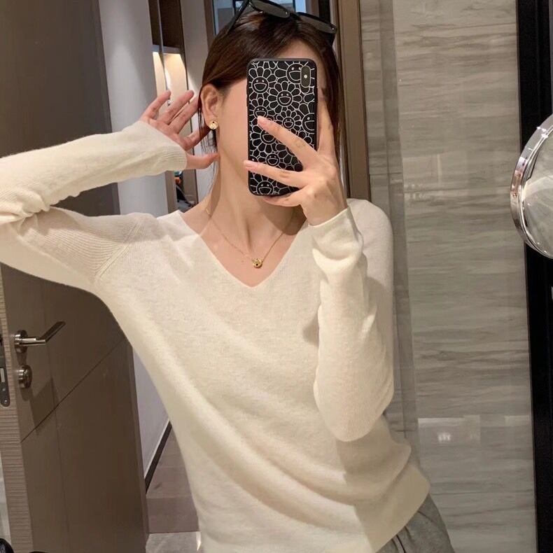 精纺羊毛套头针织衫女春秋新款V领短款上衣修身显瘦薄款打底毛衣