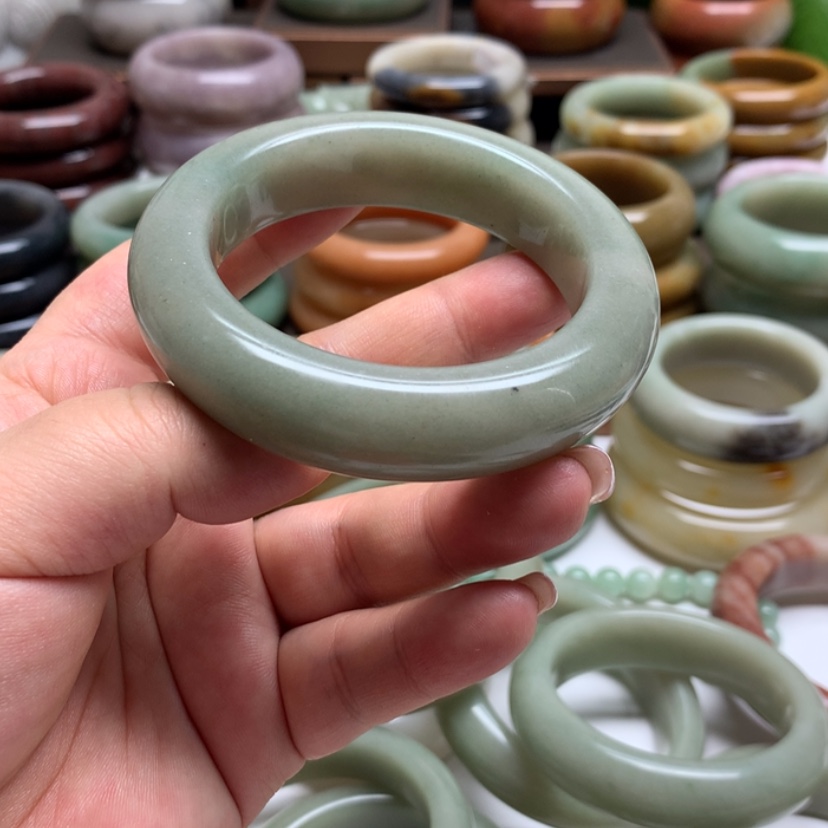 【闪购商品】石英质玉手镯未镶嵌越***！