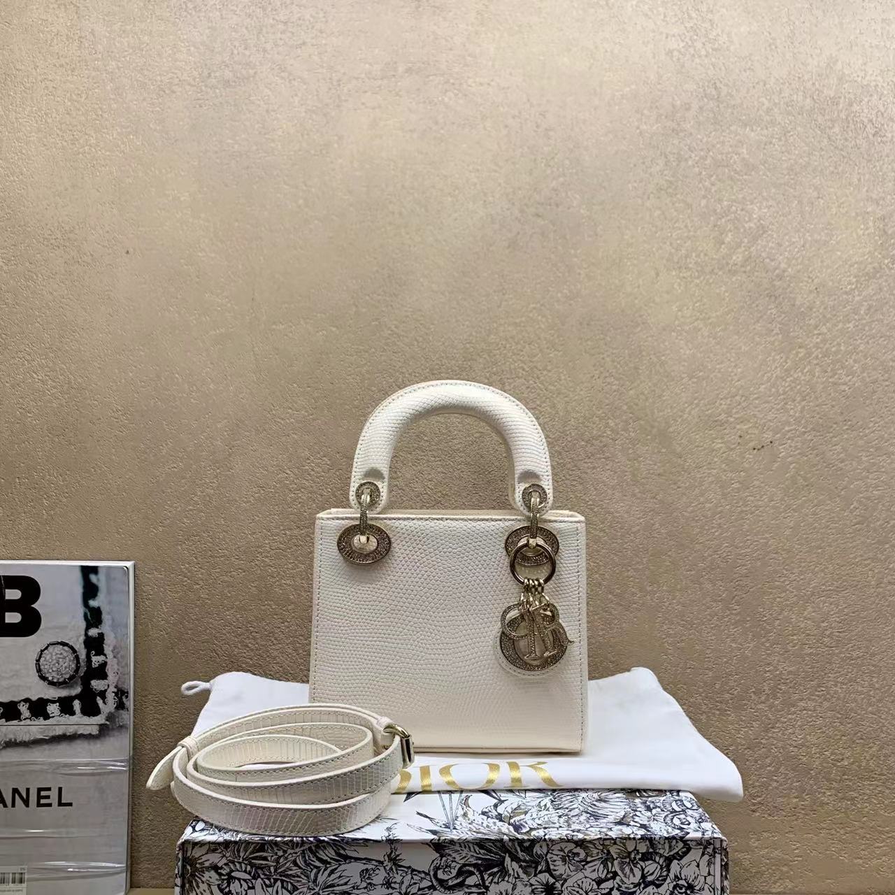 95新  壹臻中古/Dior 皮白色钻扣三 格戴妃 64546021
