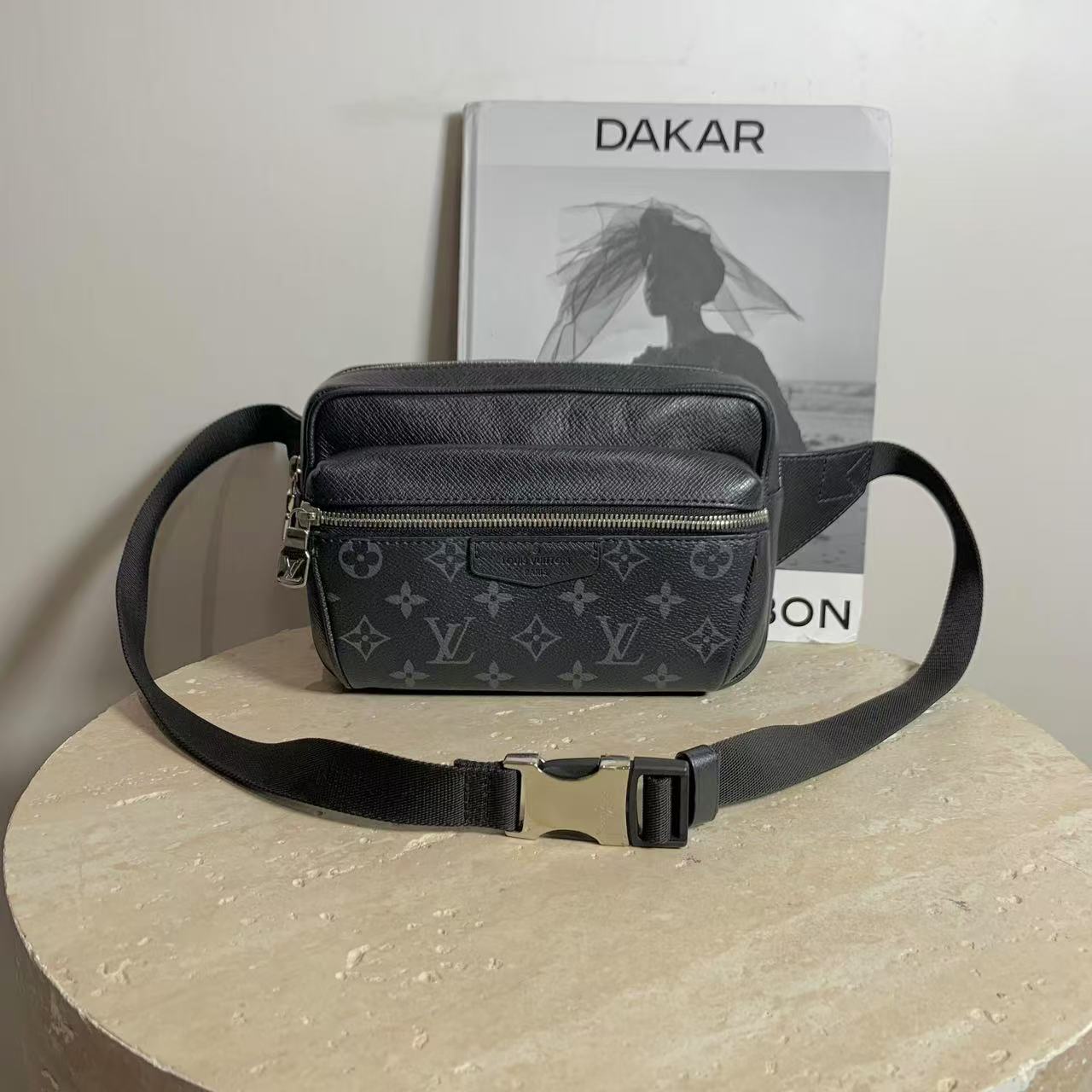 95新 LV 壹臻/lv 黑武士腰包 19年/28422372