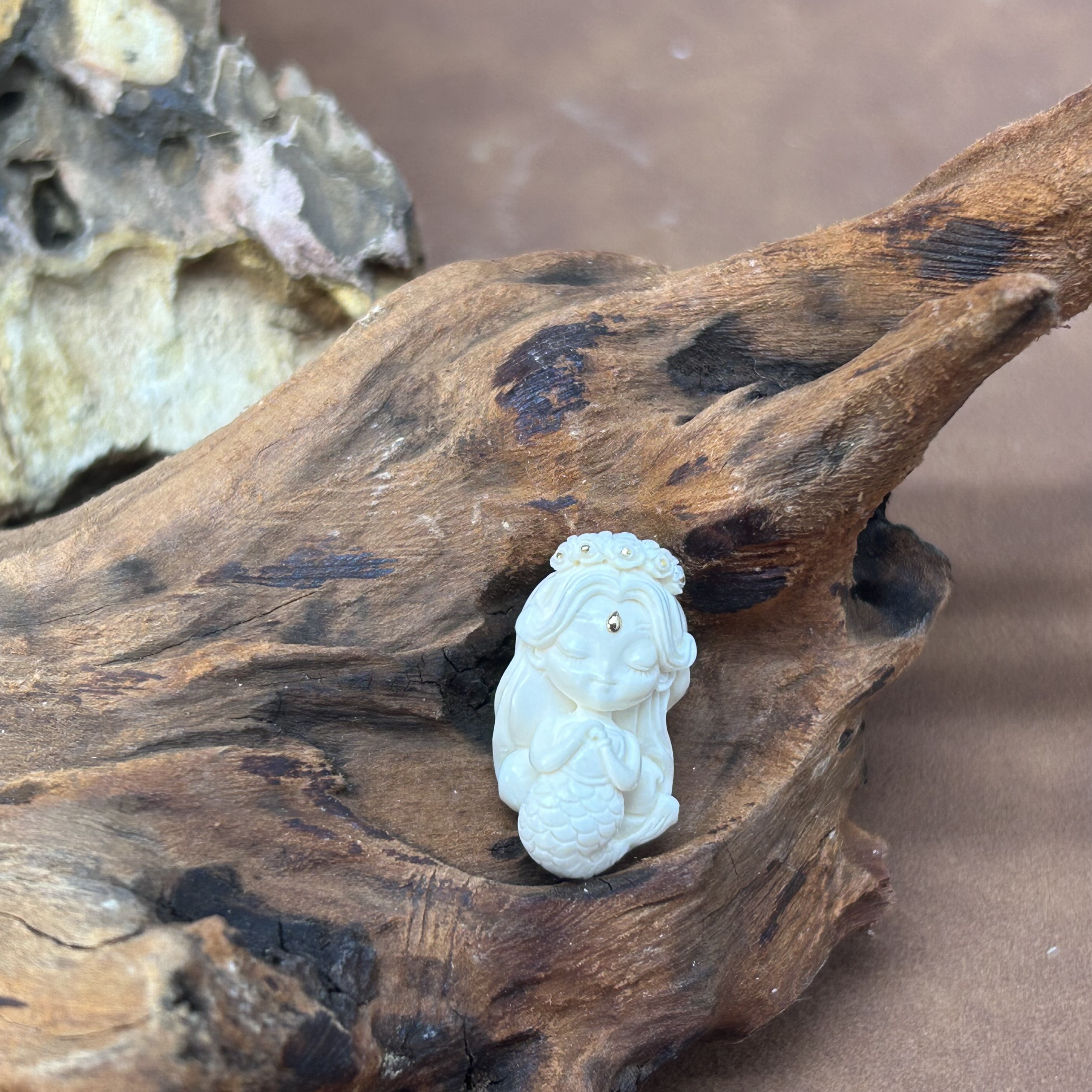 【再序】24K精品原色雕刻猛犸牙 花环美人鱼DIY配饰约24*13*12mm