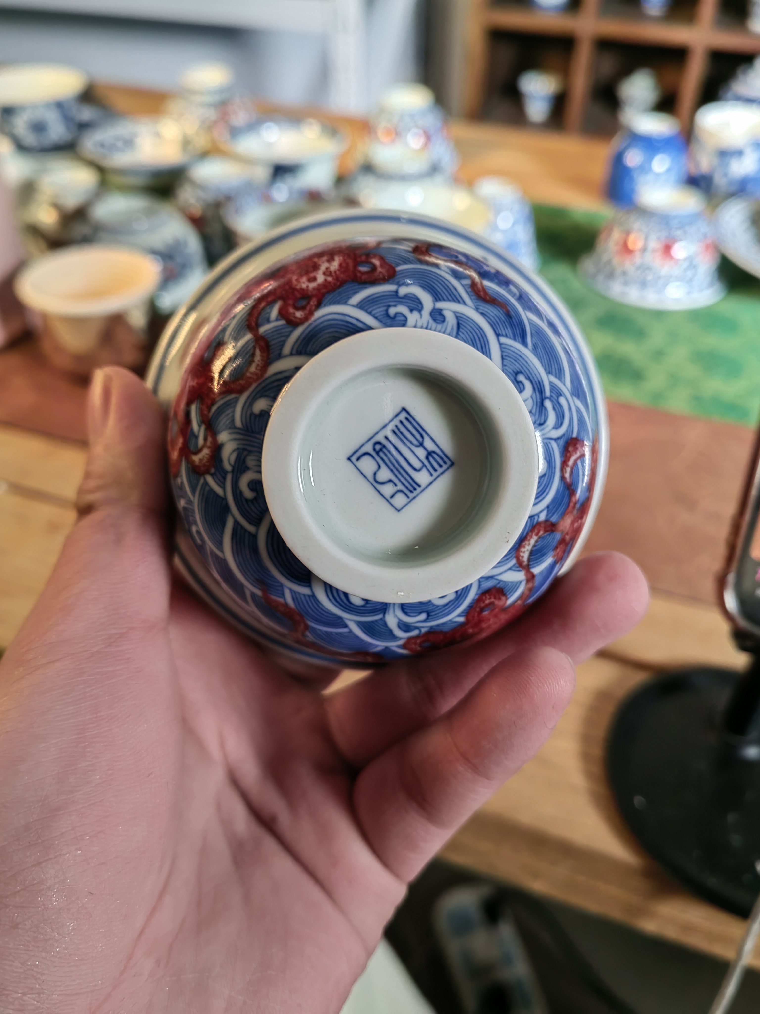 釉里红狮子压手杯