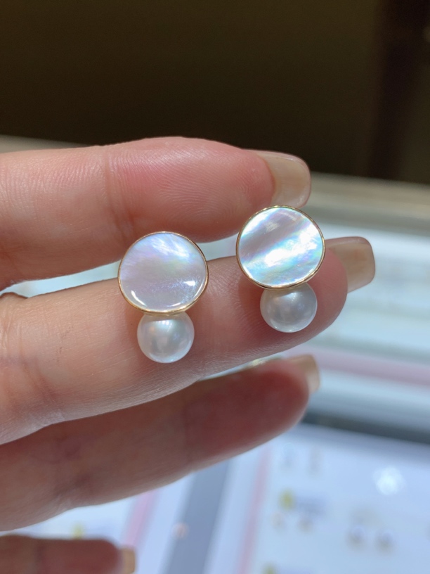 18k玫瑰金白贝珍珠耳钉