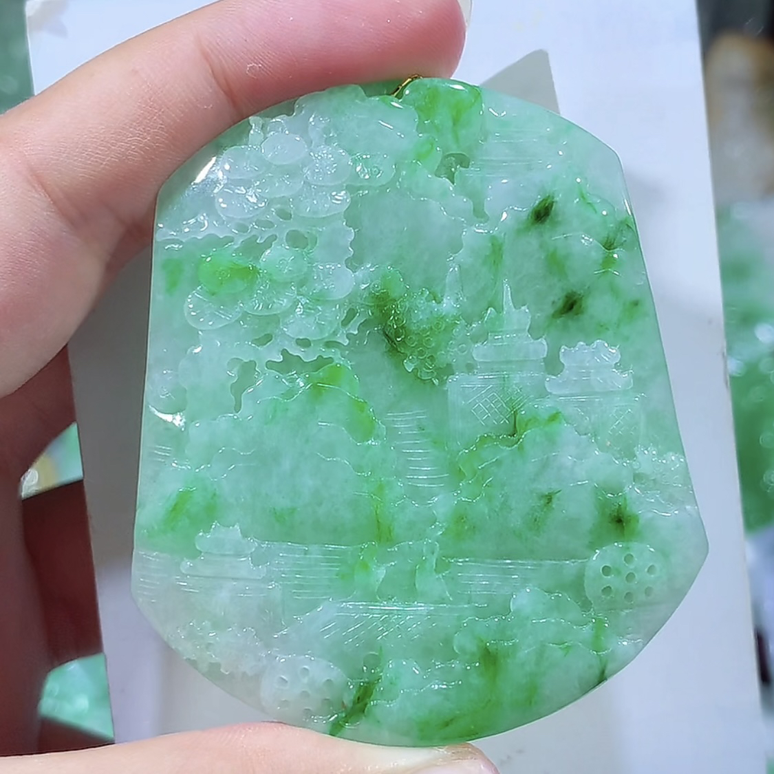 缅甸天然A货翡翠飘阳绿山水吊坠