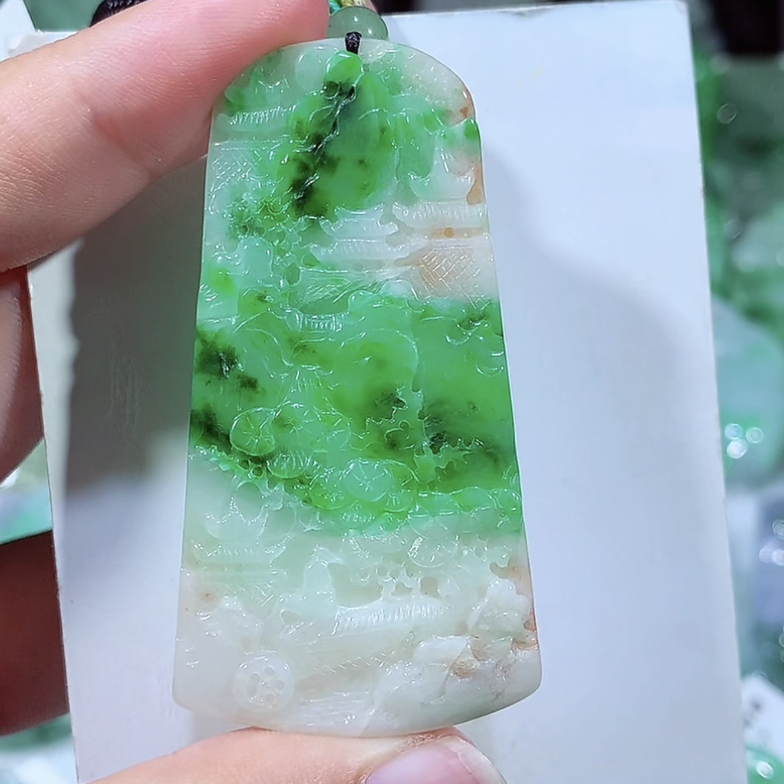 缅甸天然A货翡翠黄加绿飘阳绿山水吊坠