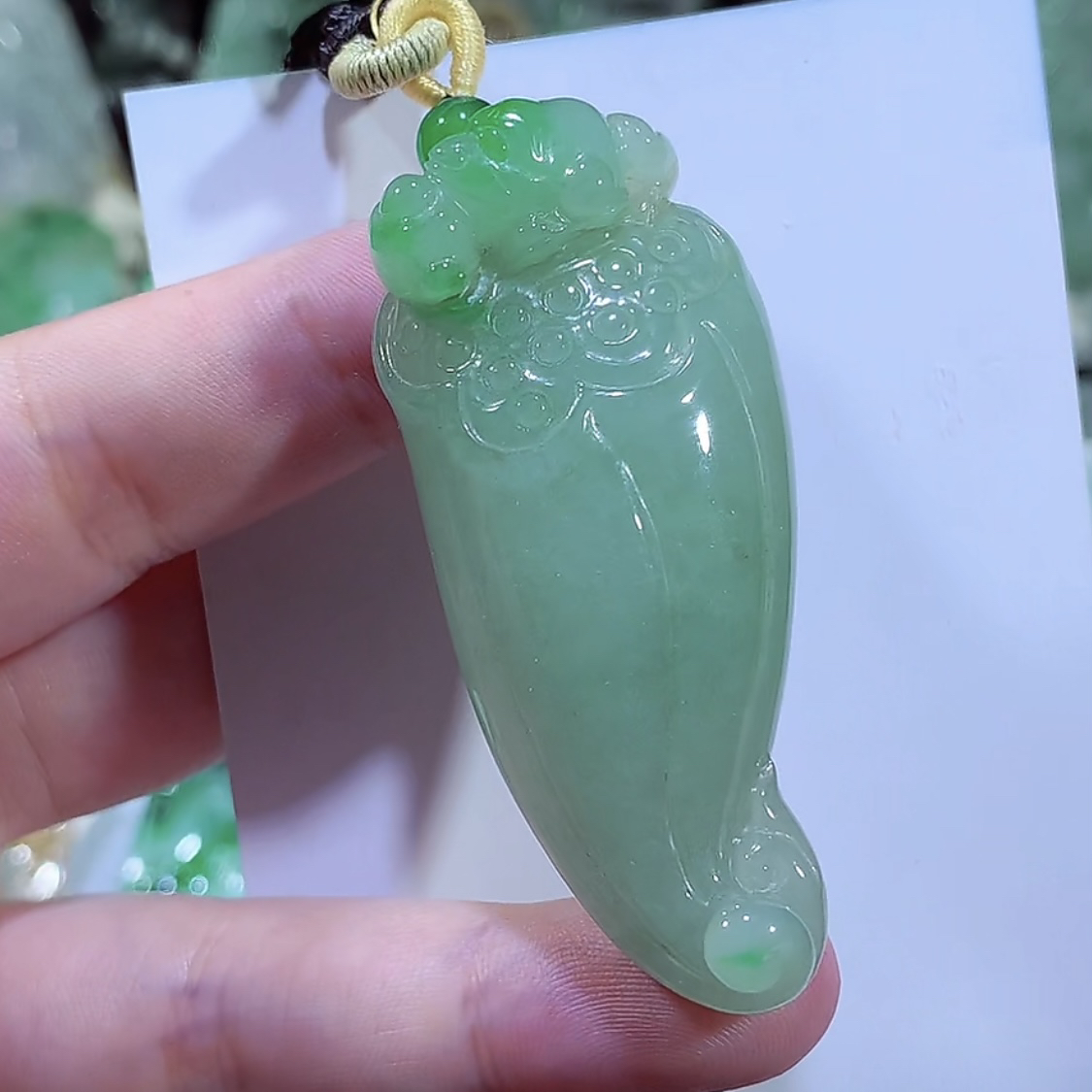 缅甸天然A货翡翠飘绿莲蓬吊坠