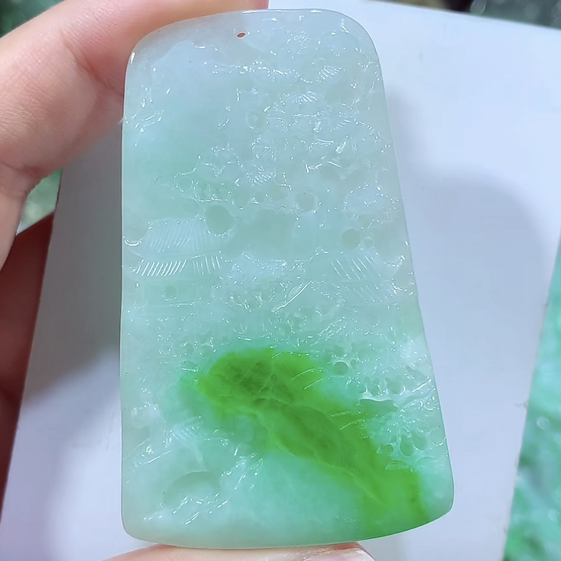 缅甸翡翠A货翡翠飘阳绿山水吊坠