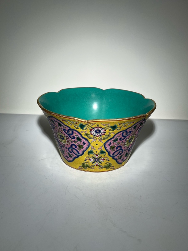 珐琅彩描金缠枝花纹赏碗