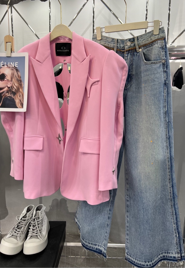 粉色镂空西服+牛仔裤