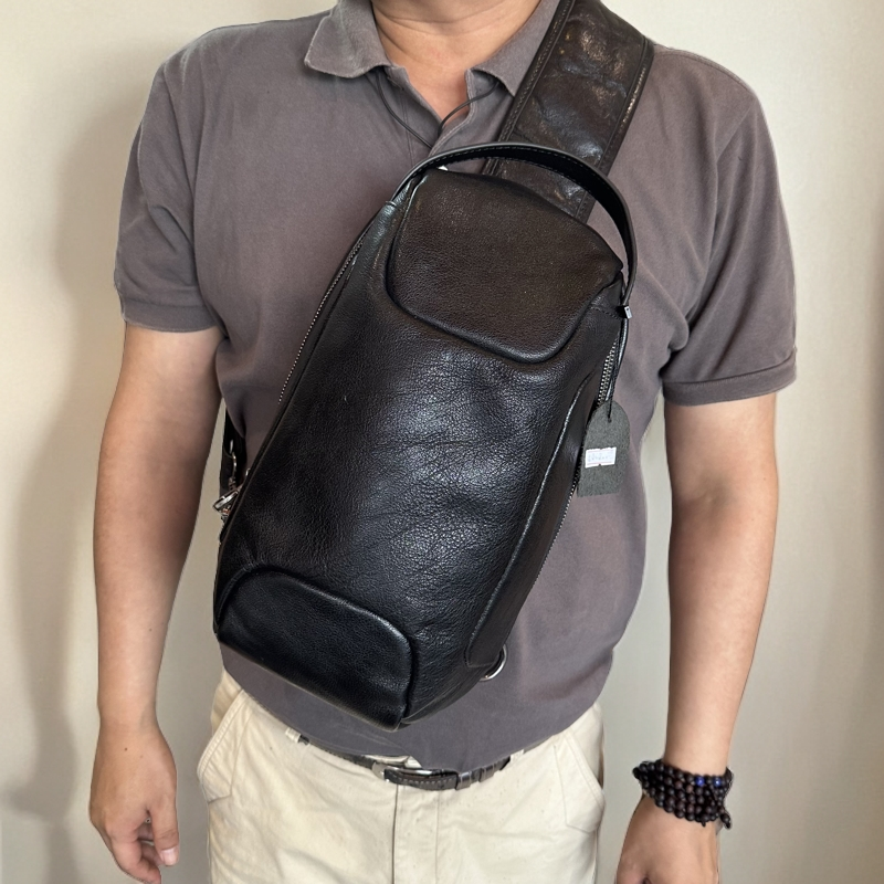 亦客亦品植鞣牛皮 个性独特胸包 弹头包 百搭潮流 休闲空间大时尚