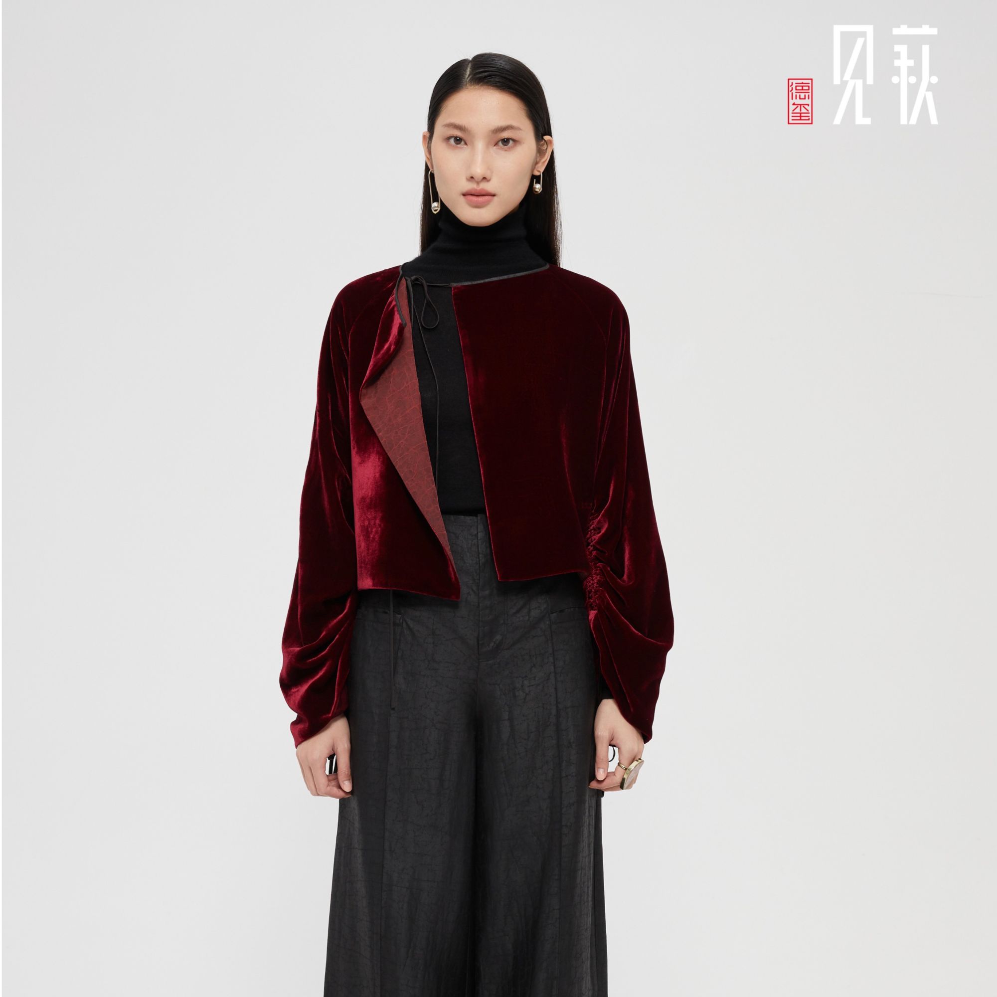 德玺见萩 红色丝绒门襟拼红龟纹外套 QZWD4W368