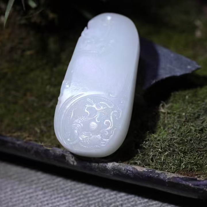 和田玉瓦当龙把件