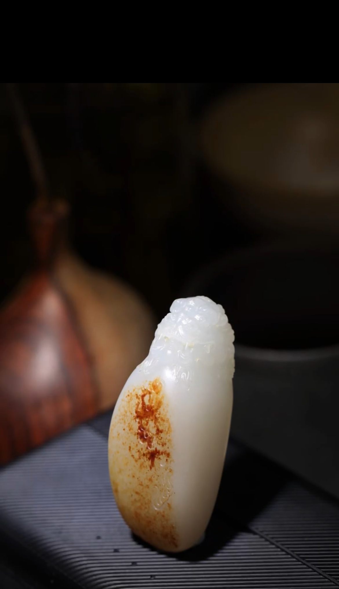 和田玉唐狮子手把件