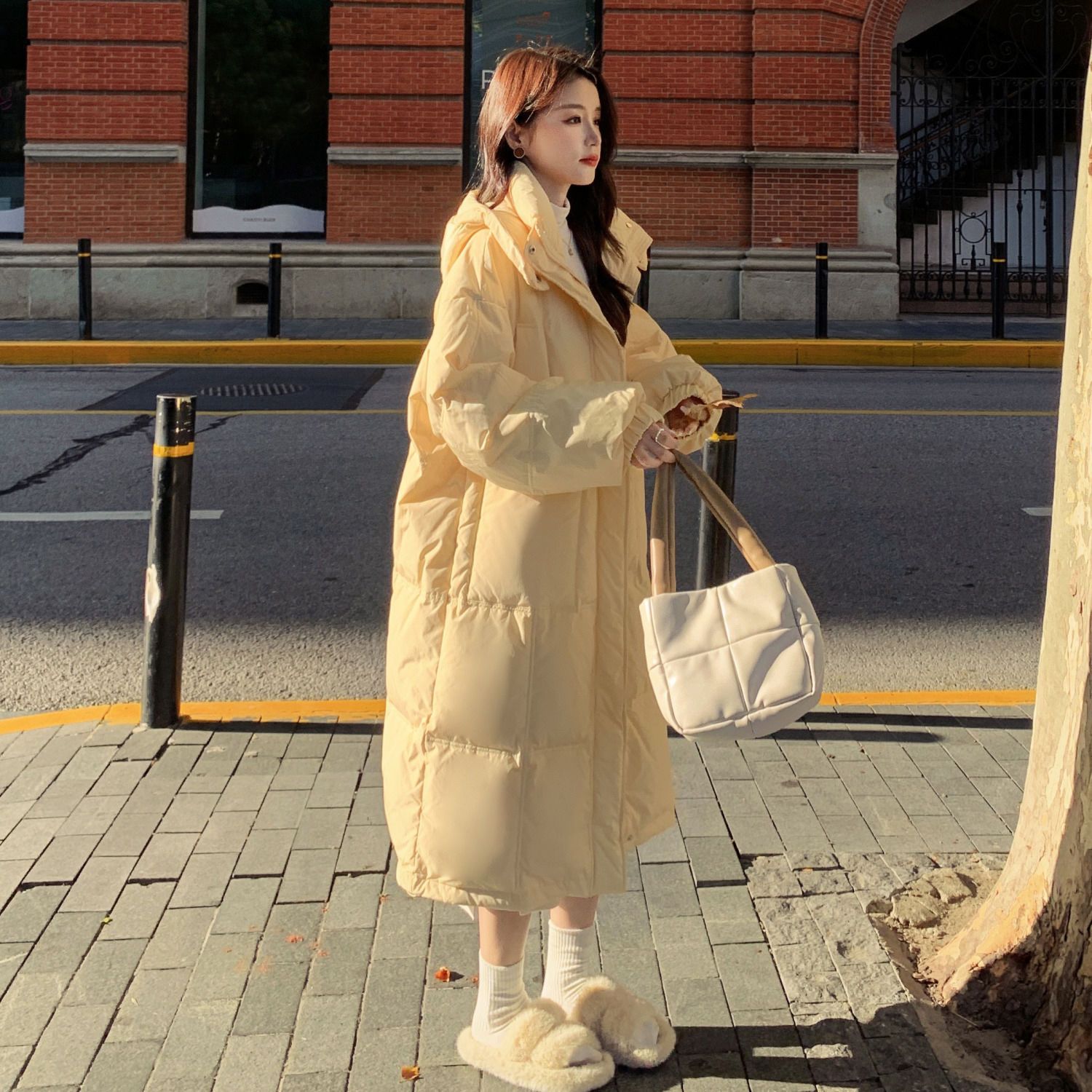 雪中飞奶fufu淡黄色中长款棉服女冬季2023新款连帽加厚过膝小个子