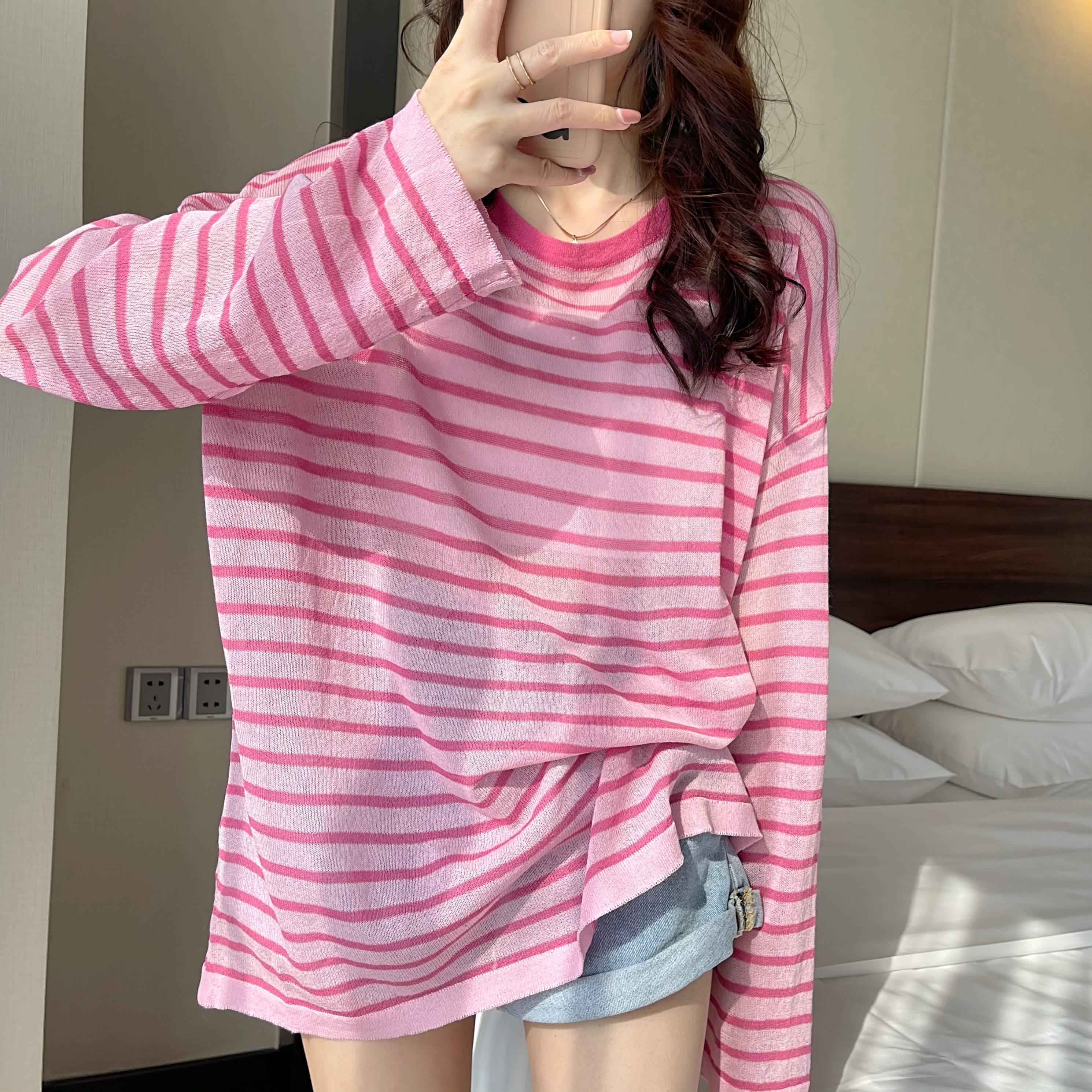 条纹冰丝t恤夏季薄款宽松设计感圆领防晒上衣罩衫慵懒风毛衣女