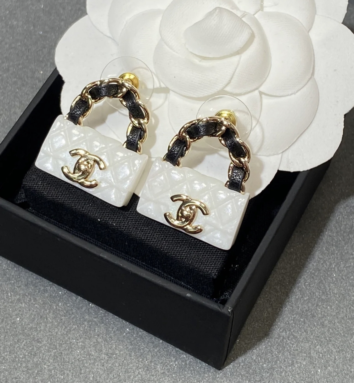 99新 Chanel/香奈儿 白色皮串包包耳钉/xm21142