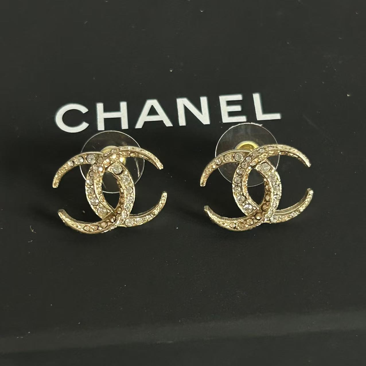 99新 Chanel/香奈儿 金色满钻月牙双c耳钉/xm20955