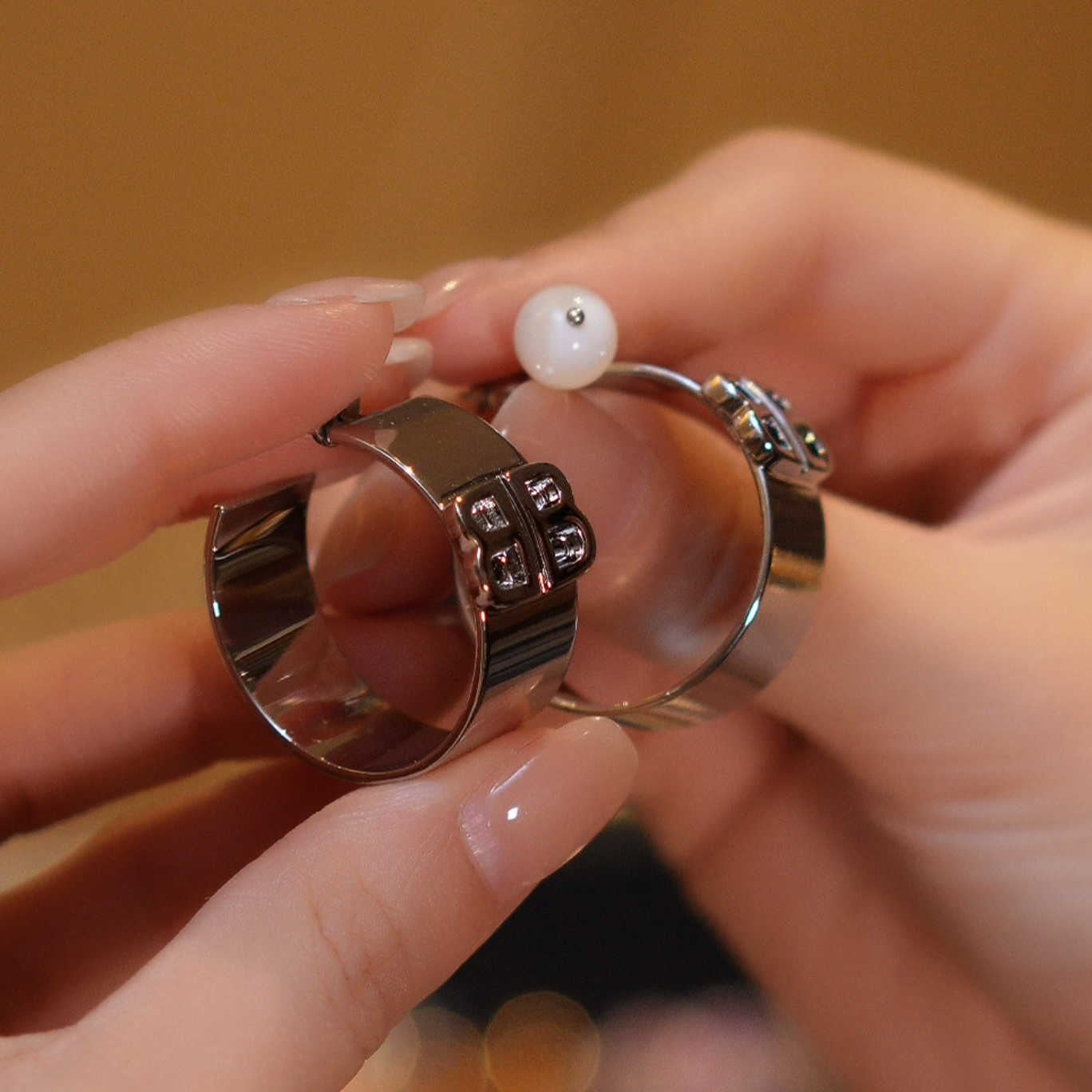 贝母宽版光面字母耳圈HTJF0023