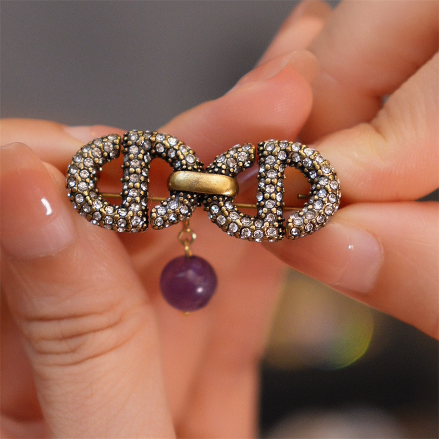 水晶字母猪鼻胸针HTDG0009