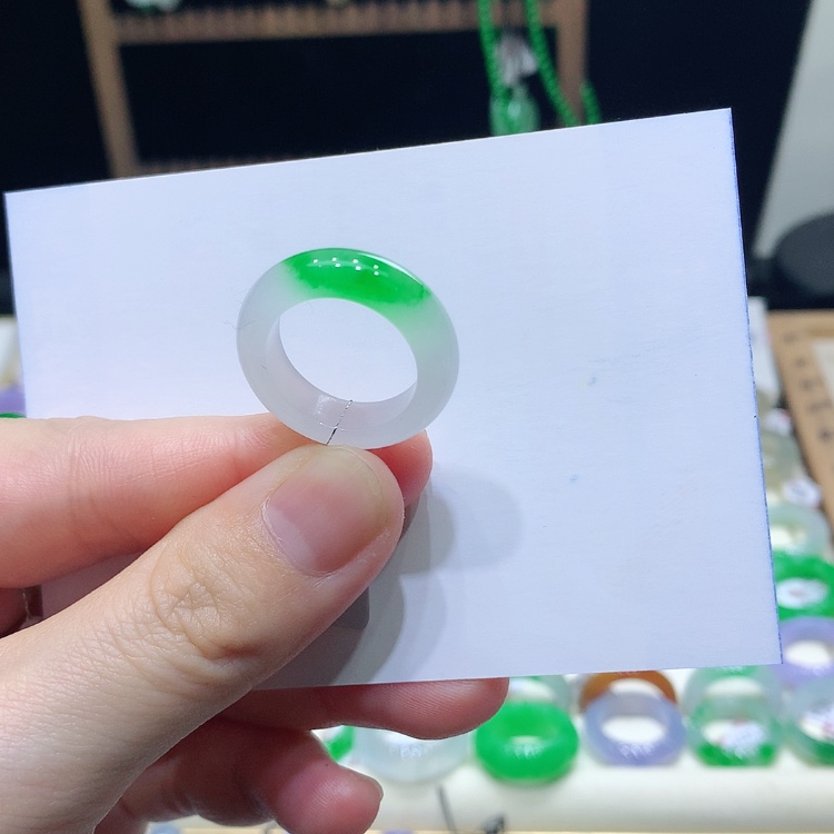 【闪购商品】翡翠戒指未镶嵌泡**?