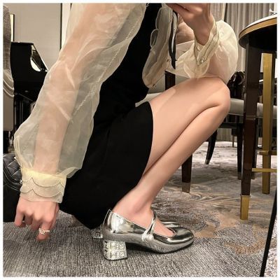 小香风气质漆皮粗跟一字扣玛丽珍女鞋新款水钻珍珠银色小众单鞋